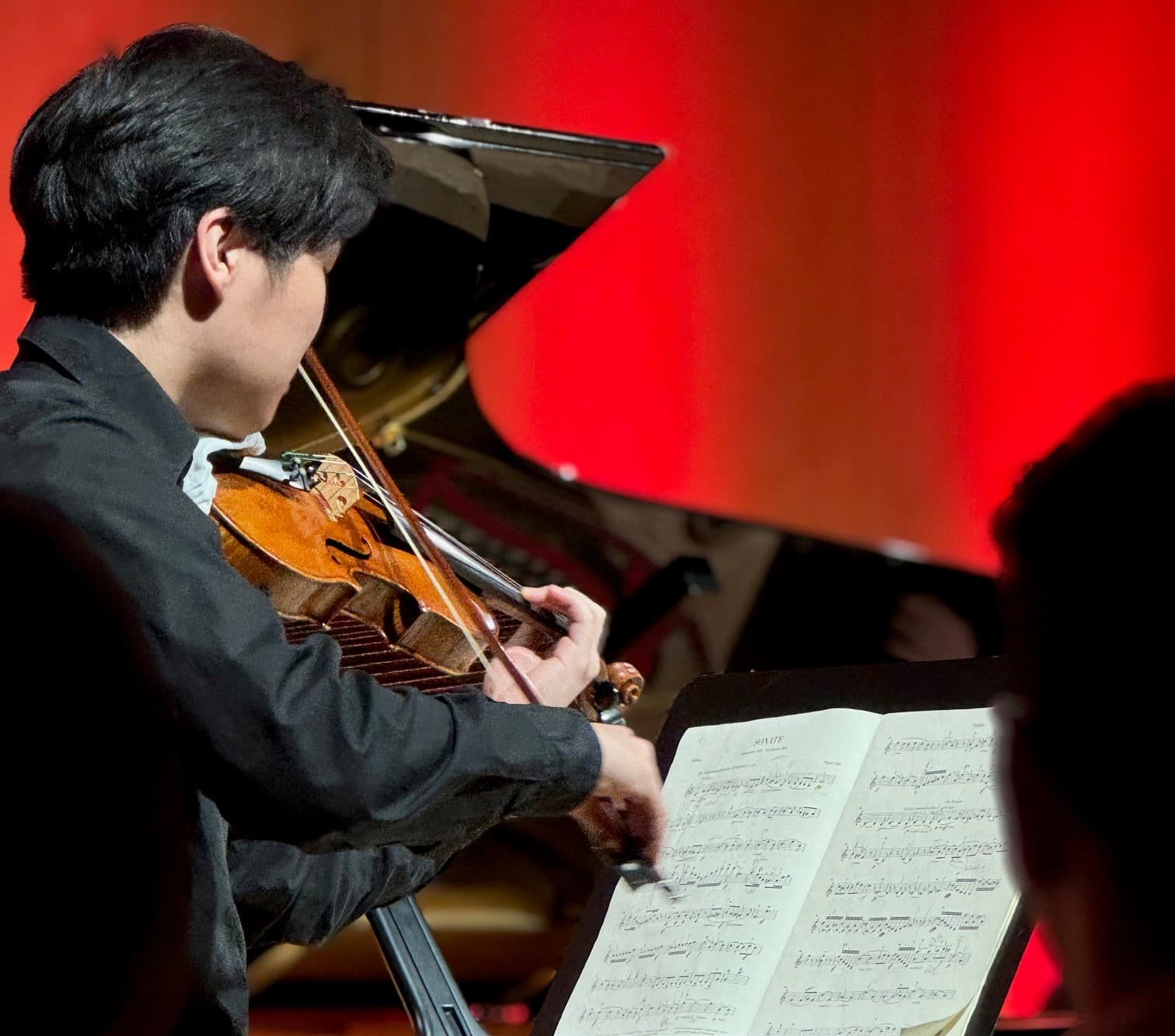 Teilnehmer des Reinhold Würth Förderpreises spielt Violine seitlich zur Kamera zugewandt mit Blick auf die , Quelle: Copyright Polina Elena Munteanu